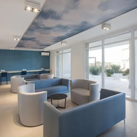 Perla Garda With Pool Appartement