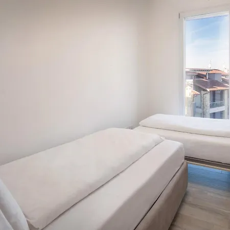 Perla Garda With Pool Appartement
