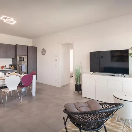Perla Garda With Pool Apartment